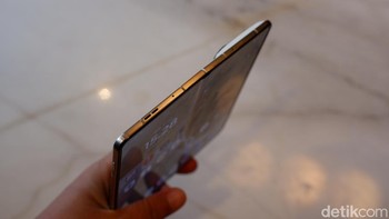Saat dibuka, Motorola Razr Fold memiliki ketebalan hanya 4,55 mm.  Foto: Adi FR/detikINET