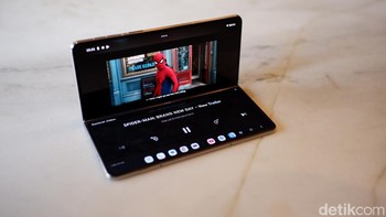 Ponsel ini menjalankan Android 16 dengan fitur multitasking, desktop mode, dan dukungan output layar melalui USB-C. Foto: Adi FR/detikINET