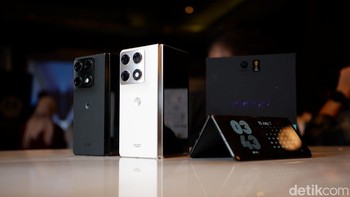 Selama masa pre-order di Indonesia, Motorola Razr Fold ditawarkan dengan harga promo Rp25.499.000 dari harga normal Rp29.999.000. Foto: Adi FR/detikINET