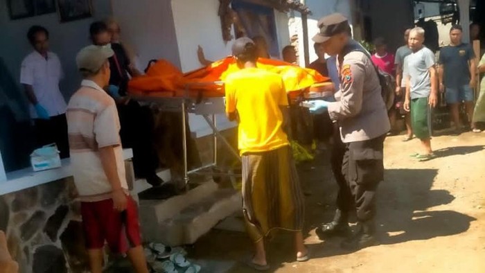 Evakuasi jenazah korban yang ditemukan tewas di rumahnya Desa Winongan Kidul, Kecamatan Winongan, Kabupaten Pasuruan