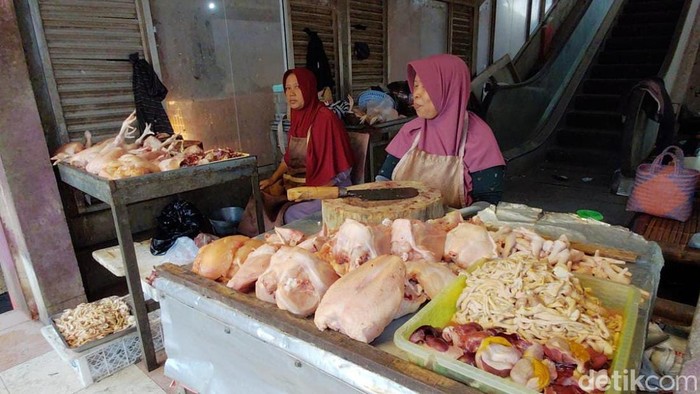 Pedagang ayam potong di Pasar Wage Purwokerto, Kabupaten Banyumas, Rabu (15/7/2026).