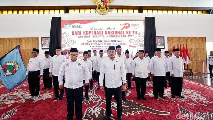 Pelantikan Pengurus Dekopinda Banyuwangi dalam rangkaian peringatan Hari Koperasi Nasional di Pendopo Sabhaswagatha Blambangan Banyuwangi