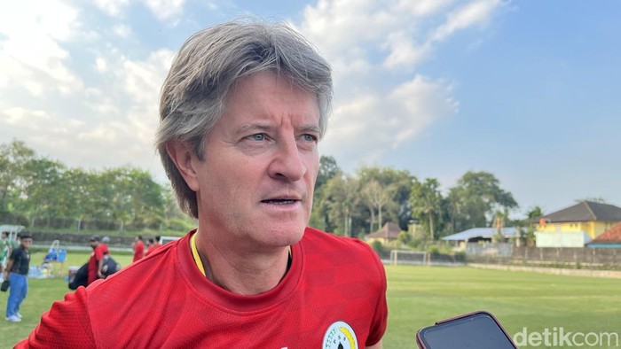 Pelatih PSS Sleman, Pieter Huistra di Lapangan Pakembinangun, Sleman, Rabu (15/7/2026).