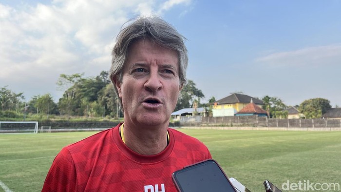 Pelatih PSS Sleman, Pieter Huistra di Lapangan Pakembinangun, Sleman, Rabu (15/7/2026).