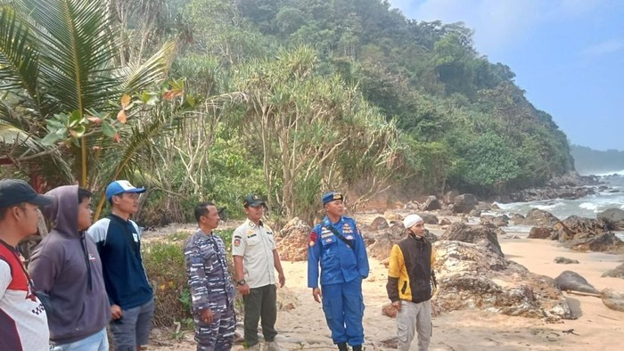 Pemanah Ikan Hilang Dihantam Ombak Ganas di Pulau Merah Banyuwangi