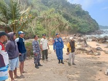Pemanah Ikan Hilang Dihantam Ombak Ganas di Pulau Merah Banyuwangi