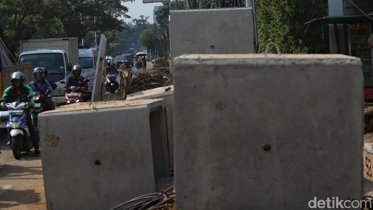 Pembangunan Saluran Air di Joglo Raya Picu Kepadatan Lalu Lintas