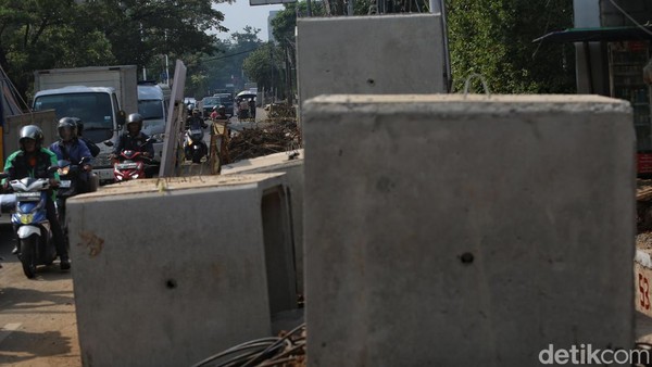 Pembangunan Saluran Air di Joglo Raya Picu Kepadatan Lalu Lintas