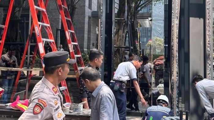Penampakan kaca gedung di kawasan SCBD, Jaksel pecah usai ditabrak BYD, Rabu (15/7/2026).
