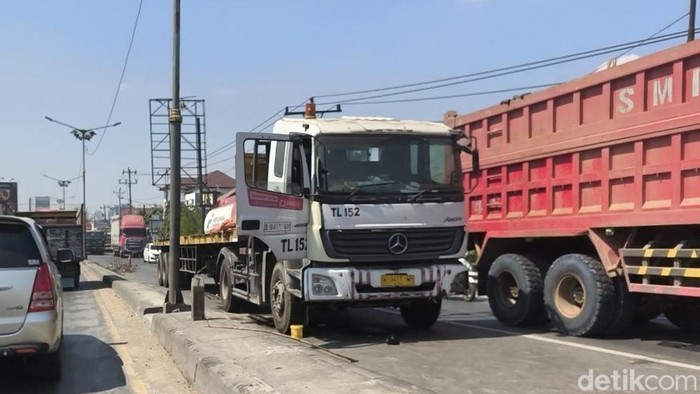Penampakan truk trailer mogok di Jembatan Sayung Demak membuat macet Jalur Pantura, Selasa (15/7/2026).