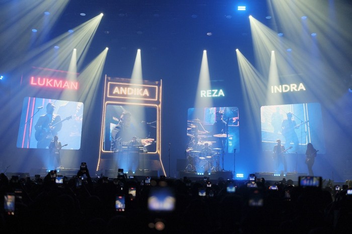 Setelah 18 tahun, Peterpan kembali menghibur penggemar di Malaysia dengan konser emosional. 5.000 penonton larut dalam 22 lagu legendaris.