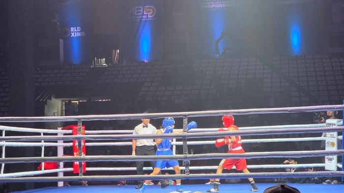 Petinju Anggie Intania Chalik sukses mempersembahkan medali emas bagi Indonesia di Asian Boxing U19 & U23 Championships 2026 usai mengalahkan petinju India.