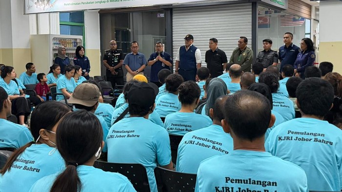 Petugas KJRI Johor Bahru mendampingi proses pemulangan 90 WNI dan PMI dari Malaysia melalui Pelabuhan Stulang Laut menuju Pelabuhan Batam Centre, Kepuluan Riau (Kepri) (dok KJRI