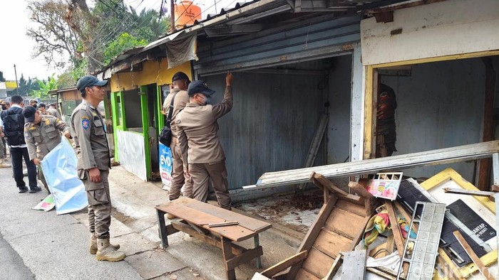 Petugas Satpol-PP Sumedang saat membongkar bangunan liar.