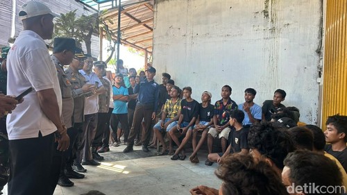 Polisi memberikan arahan pada warga pendatang dari Sumba, NTT, di kawasan pergudangan bawang, Jalan Jepun, Klungkung, Bali, Rabu (15/7/2026).