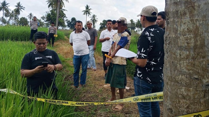 Polisi saat melakukan olah TKP duel antara petani di Kabupaten Soppeng.
