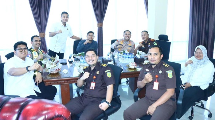 Kapolres  AKBP Ramadhan Nasution bersama jajaran Pejabat Utama (PJU) Polres Gresik menyambangi antaraparat penegak hukum