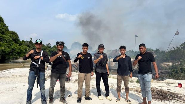 Polres Kampar menangkap 2 penambang emas ilegal dan memusnahkan 12 rakit PETI, Selasa (14/7/2026).