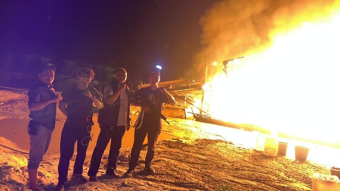 Polres Kampar menangkap 2 penambang emas ilegal dan memusnahkan 12 rakit PETI, Selasa (14/7/2026).