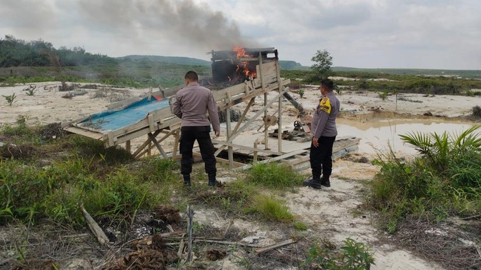 Polsek Kuantan Mudik memusnahkan 17 rakit PETI di areal perkebunan PT , Rabu (15/7/2026).