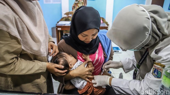 Petugas melayani pemeriksaan balita saat kegiatan Pos Pelayanan Terpadu (Posyandu) di Rusun Dakota, Kemayoran, Jakarta Pusat, Rabu (15/7/2026). Layanan kesehatan rutin tersebut diikuti ibu hamil, ibu menyusui, balita, dan keluarga.