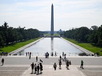 Potret Pagar Mengelilingi Kolam Refleksi Monumen Lincoln