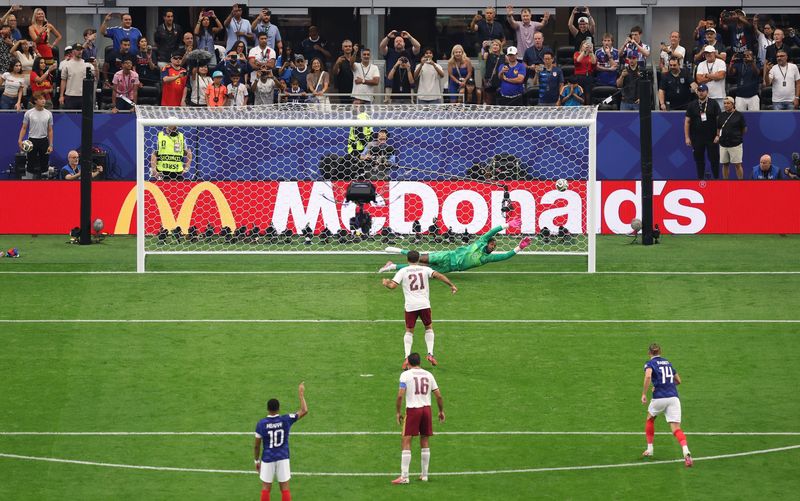 Prancis vs Spanyol ARLINGTON, TEXAS - JULY 14: Mikel Oyarzabal #21 of Spain converts a penalty to score his team's first goal past Mike Maignan #16 of France during the FIFA World Cup 2026 Semi Final match between France and Spain at Dallas Stadium on July 14, 2026 in Arlington, Texas. (Photo by Ryan Pierse - FIFA/FIFA via Getty Images)
