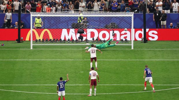 Prancis vs Spanyol ARLINGTON, TEXAS - JULY 14: Mikel Oyarzabal #21 of Spain converts a penalty to score his team's first goal past Mike Maignan #16 of France during the FIFA World Cup 2026 Semi Final match between France and Spain at Dallas Stadium on July 14, 2026 in Arlington, Texas. (Photo by Ryan Pierse - FIFA/FIFA via Getty Images)
