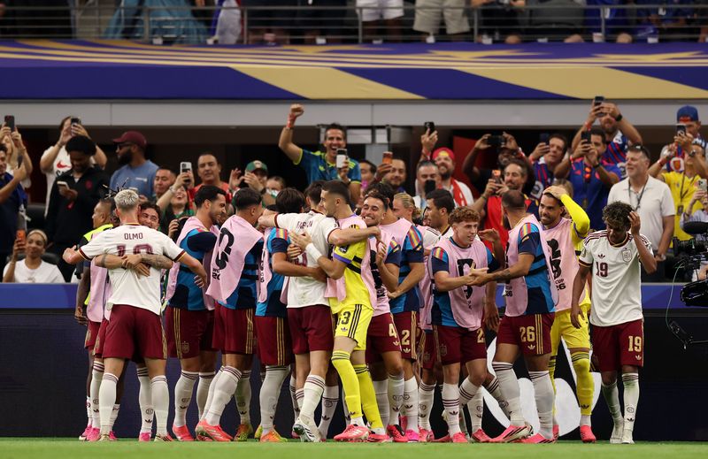 Prancis vs Spanyol ARLINGTON, TEXAS - JULY 14: Pedro Porro #12 of Spain celebrates scoring his team's second goal with teammates during the FIFA World Cup 2026 Semi Final match between France and Spain at Dallas Stadium on July 14, 2026 in Arlington, Texas. (Photo by Tullio Puglia - FIFA/FIFA via Getty Images)