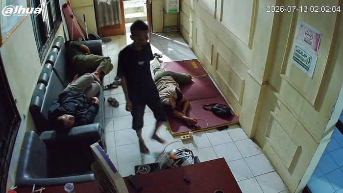 Pria nekat curi HP petugas yang lagi tidur di Kantor Satpol PP Pandeglang (tangkapan layar)