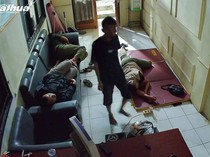 Terekam CCTV, Pria Curi HP Petugas yang Tidur di Kantor Satpol PP Pandeglang