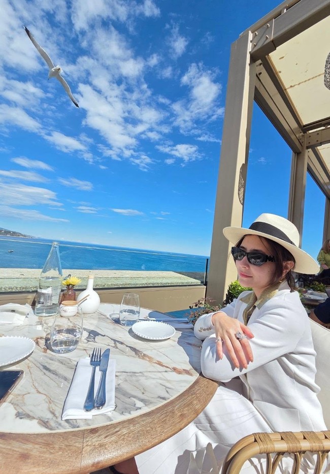 Prilly Latuconsina membagikan momen dirinya bertolak ke Prancis. Tampil memukau, Prilly bergaya old money dengan blazer putih lengkap dengan topi fedora di kepalanya. Foto: Instagram/@prillylatuconsina96