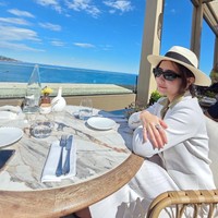 Prilly Latuconsina membagikan momen dirinya bertolak ke Prancis. Tampil memukau, Prilly bergaya old money dengan blazer putih lengkap dengan topi fedora di kepalanya. Foto: Instagram/@prillylatuconsina96