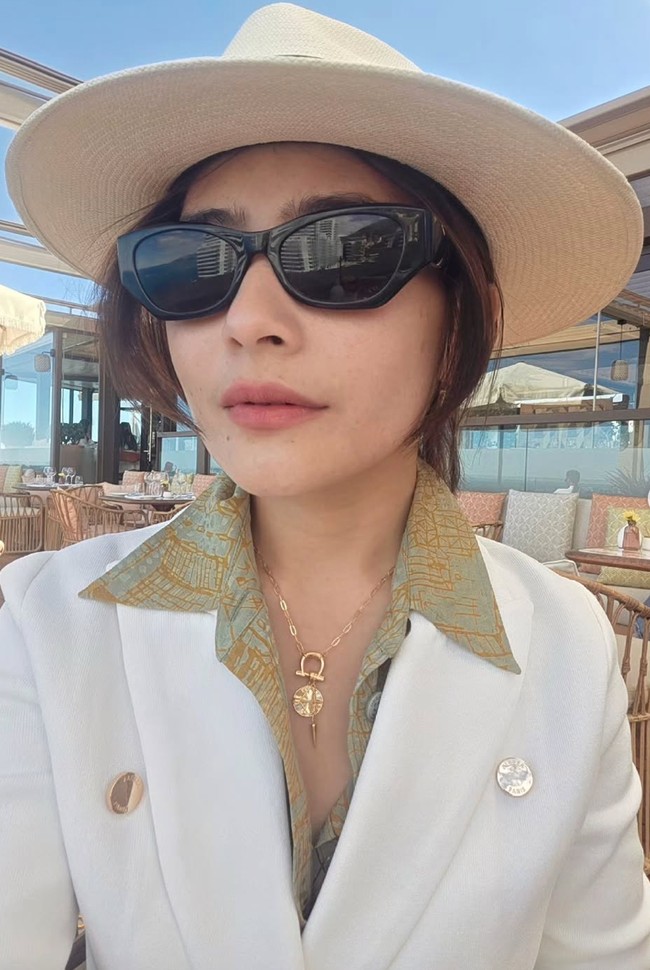 Penampilan Prilly kian stylish dengan kaca mata hitam dan kalung emas. Blazer putih yang dikenakannya itu dipadukan kemeja hijau bermotif, membuat tampilannya semakin terlihat classy. Foto: Instagram/@prillylatuconsina96