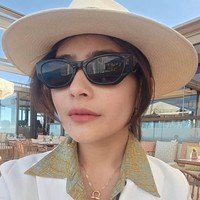 Penampilan Prilly kian stylish dengan kaca mata hitam dan kalung emas. Blazer putih yang dikenakannya itu dipadukan kemeja hijau bermotif, membuat tampilannya semakin terlihat classy. Foto: Instagram/@prillylatuconsina96