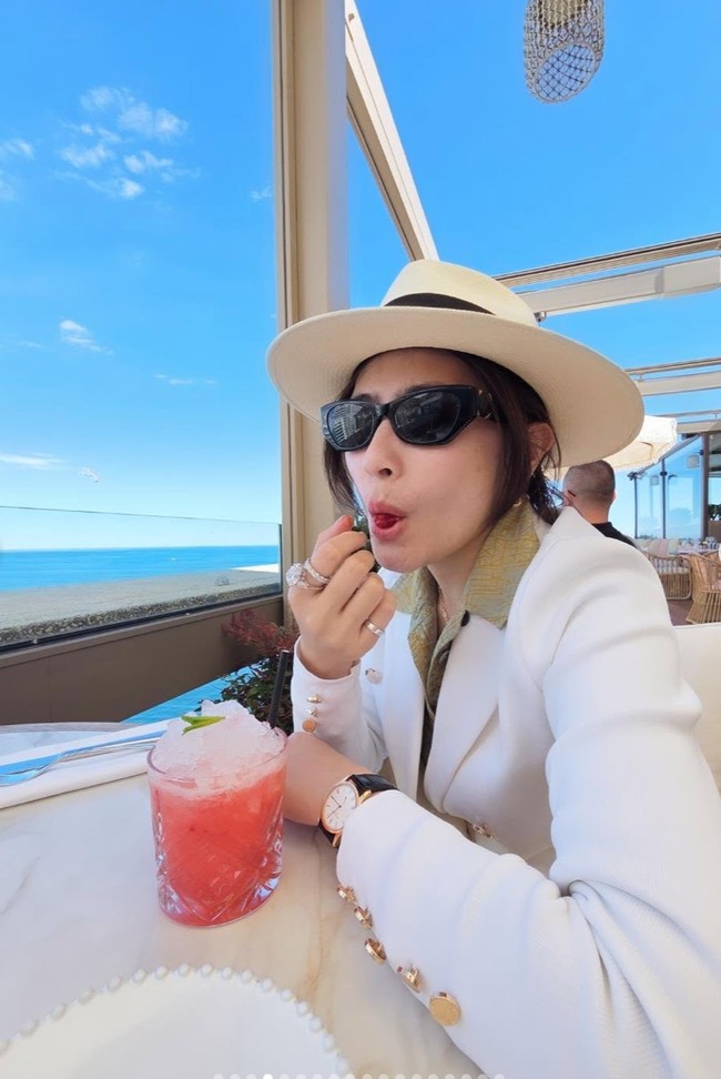 Dari foto-foto yang dibagikan terlihat Prilly menikmati pemandangan laut di Prancis sambil bersantap di restoran. Foto: Instagram/@prillylatuconsina96