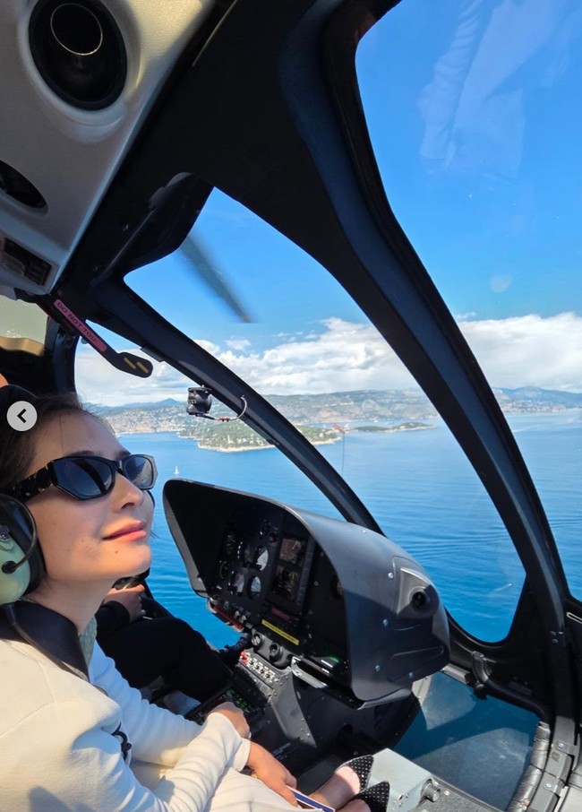 Prilly juga menikmati pemandangan Prancis dari atas dengan menaiki helikopter. Oh, to be in love and traveling to places youve never been before. I already know this will be one of those moments Ill keep wishing I could go back to (Oh, betapa indahnya jatuh cinta dan bepergian ke tempat-tempat yang belum pernah dikunjungi sebelumnya. Aku tahu ini akan menjadi salah satu momen yang akan selalu kuinginkan untuk bisa kuulangi), tulis Prilly dalam unggahannya. Foto: Instagram/@prillylatuconsina96