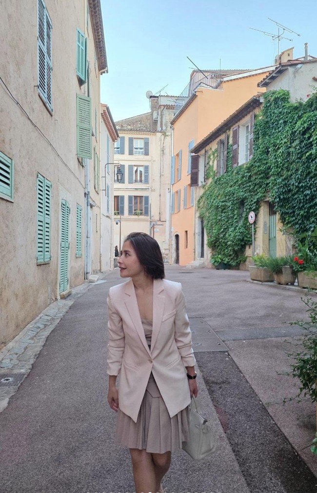 Di momen berbeda Prilly kembali memukau dengan blazer berwarna nude dipadukan mini pleated dress senada. Busana tersebut membuat penampilan Prilly terlihat feminin dan tetap classy. Foto: Instagram/@prillylatuconsina96
