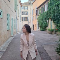Di momen berbeda Prilly kembali memukau dengan blazer berwarna nude dipadukan mini pleated dress senada. Busana tersebut membuat penampilan Prilly terlihat feminin dan tetap classy. Foto: Instagram/@prillylatuconsina96