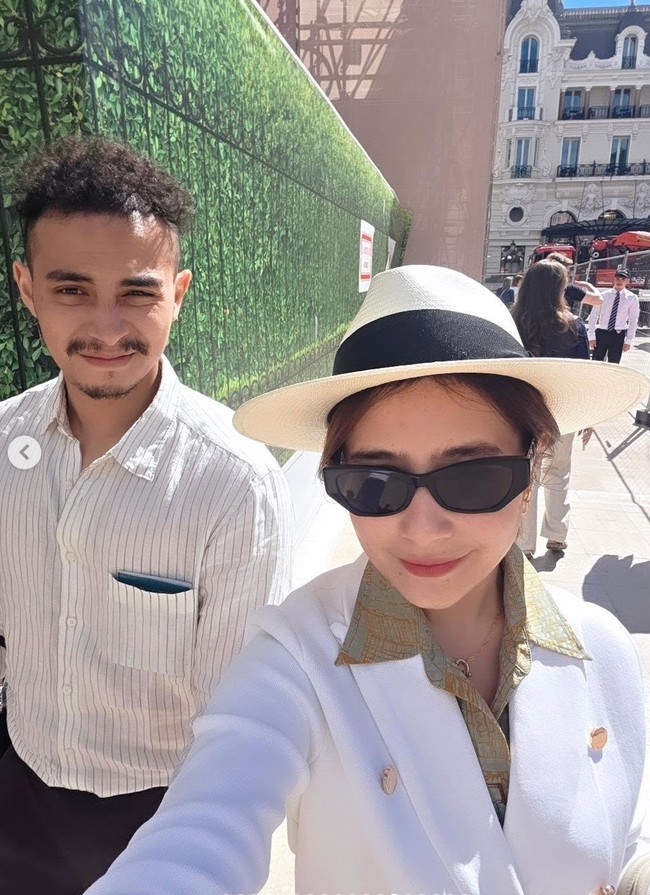 Prilly dan Omara memang diketahui kerap pergi liburan bersama. Sebelumnya keduanya juga tampil serasi saat menghadiri festival film Cannes 2026. Foto: Instagram/@prillylatuconsina96