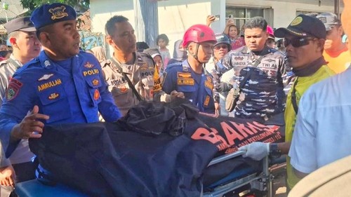 Proses evakuasi jenazah nelayan yang ditemukan mengambang di perairan Rambang, Desa Surabaya, Kecamatan Sakra Timur, Lombok Timur, NTB, Rabu (15/7/2026). (Foto: Dok. Polres Lombok Timur)