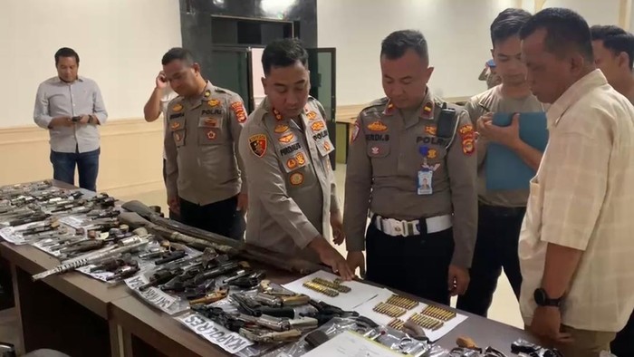 Puluhan senjata api dan amunisi yang diserahkan warga Mesuji kepada polisi