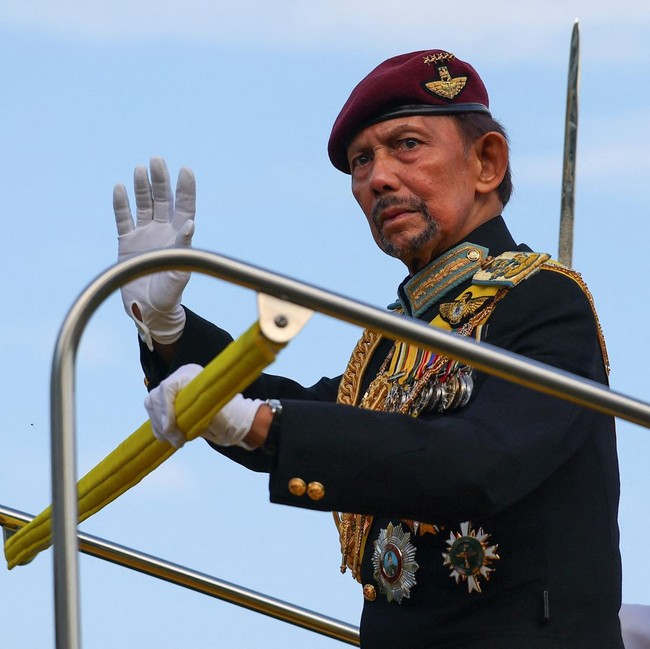 Raja Terlama Berkuasa di Dunia Genap 80 Tahun, Sultan Brunei Rayakan Hari Bersejarah dengan Parade Megah