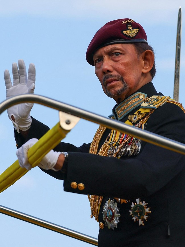 Raja Terlama Berkuasa di Dunia Genap 80 Tahun, Sultan Brunei Rayakan Hari Bersejarah dengan Parade Megah