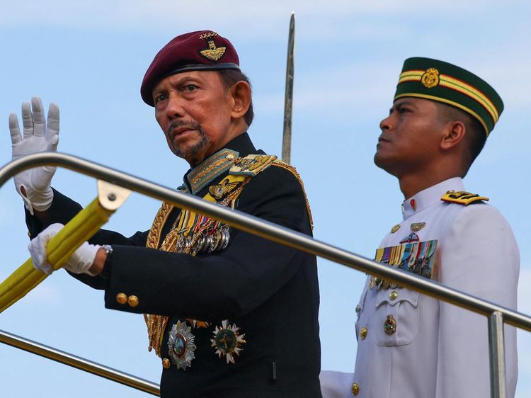 Raja Terlama Berkuasa di Dunia Genap 80 Tahun, Sultan Brunei Rayakan Hari Bersejarah dengan Parade Megah