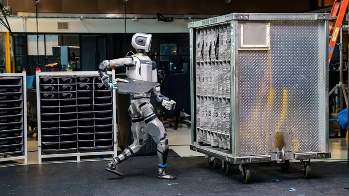 Robot humanoid di pabrik otomotif.