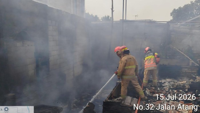 Rumah panggung berbahan bambu terbakar akibat korsleting listrik di Bogor. (Dok. Damkar Bogor)
