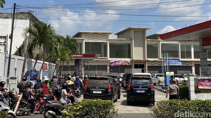Salah satu antrean mengular di SPBU Kota Pangkalpinang.