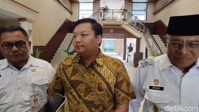 Sales Area Manager Retail Kalimantan Tengah, Doni Prasetyo (tengah).