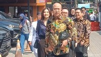Sarwerndah tiba di Pengadilan Negeri Jakarta Selatan, Rabu (15/7/2026). Dia datang bersama dengan kuasa hukumnya, Chris Sam Siwu. Foto: Muhammad Ahsan Nurrijal/detikcom